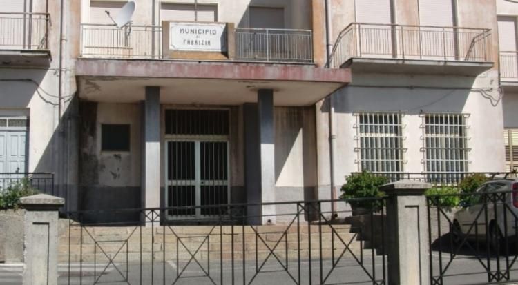 Costruisce un muro abusivo, ordine di demolizione per il padre del sindaco