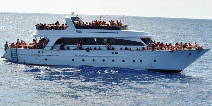 Sbarchi, yacht incagliato con 148 migranti