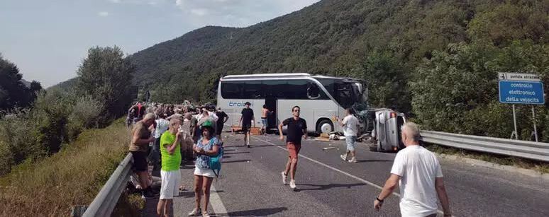 Scontro tra bus, camper e auto sulla Terni-Rieti: 5 morti