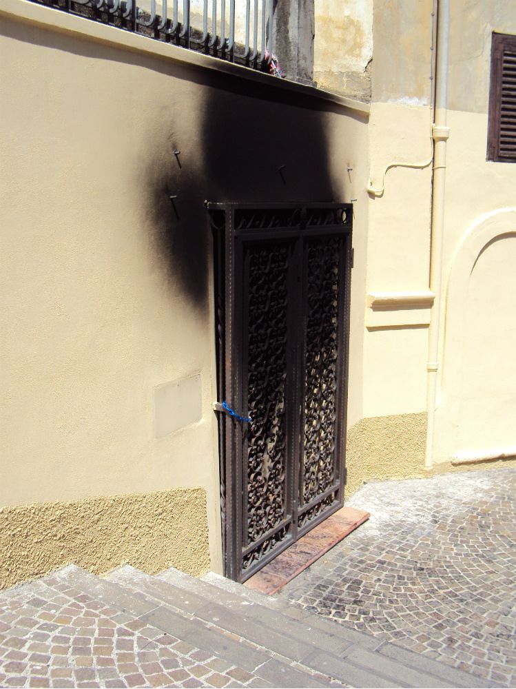 Magazzino in fiamme a Lamezia Terme