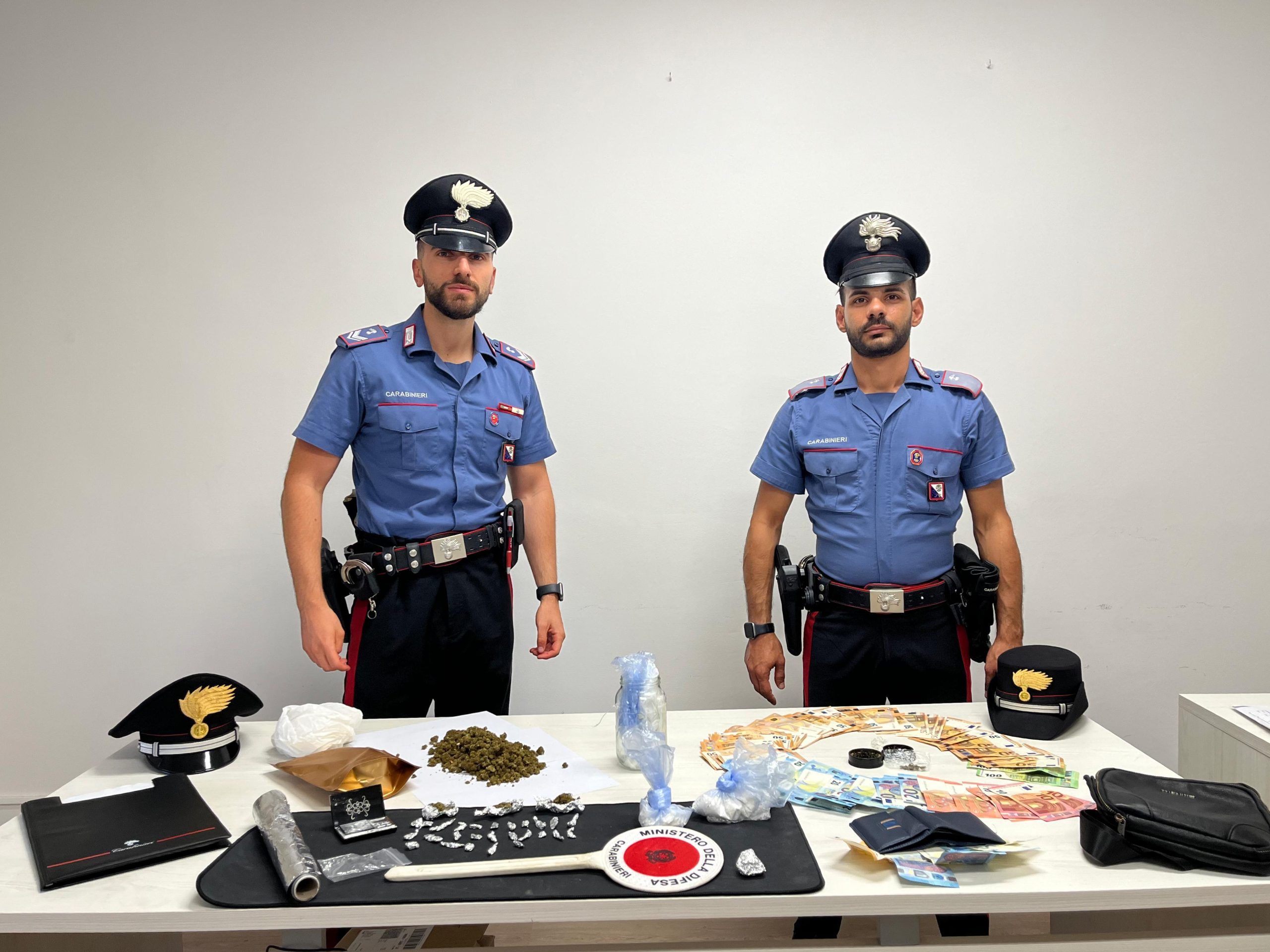 Sorpreso a nascondere la droga nella siepe, ai domiciliari un uomo a Reggio Calabria