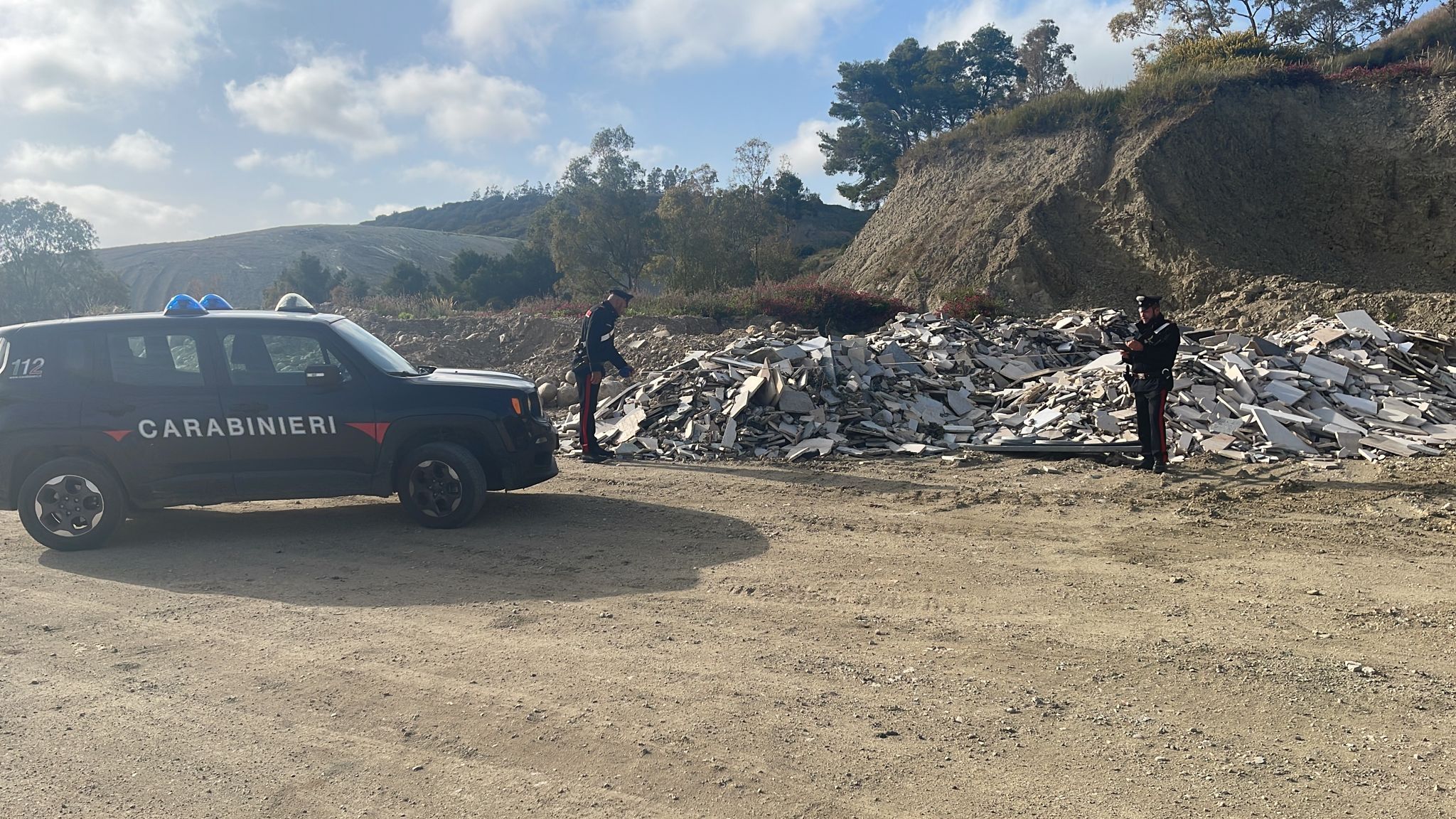 Rifiuti smaltiti senza autorizzazione in un terreno, cinque denunce a Botricello