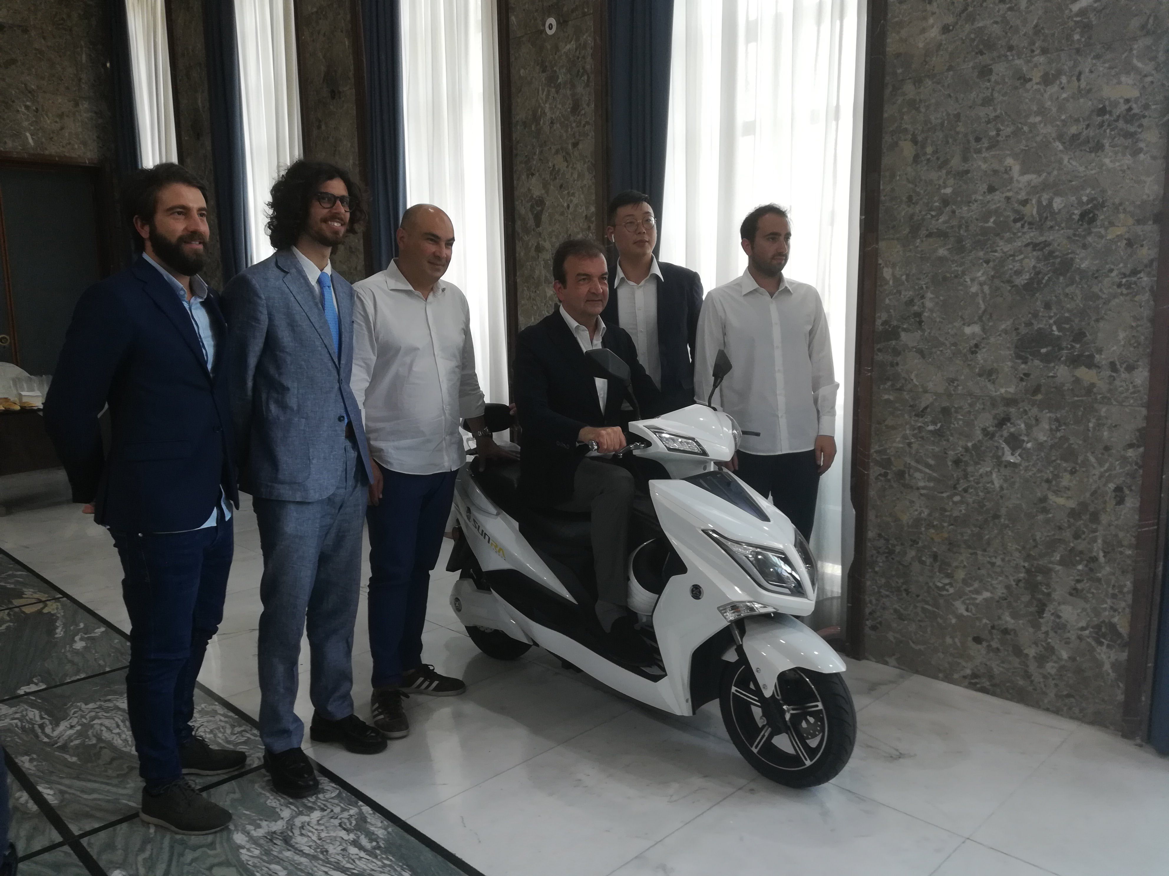 Il colosso cinese Sunra dona 3 scooter elettrici alla città di Cosenza – VIDEO