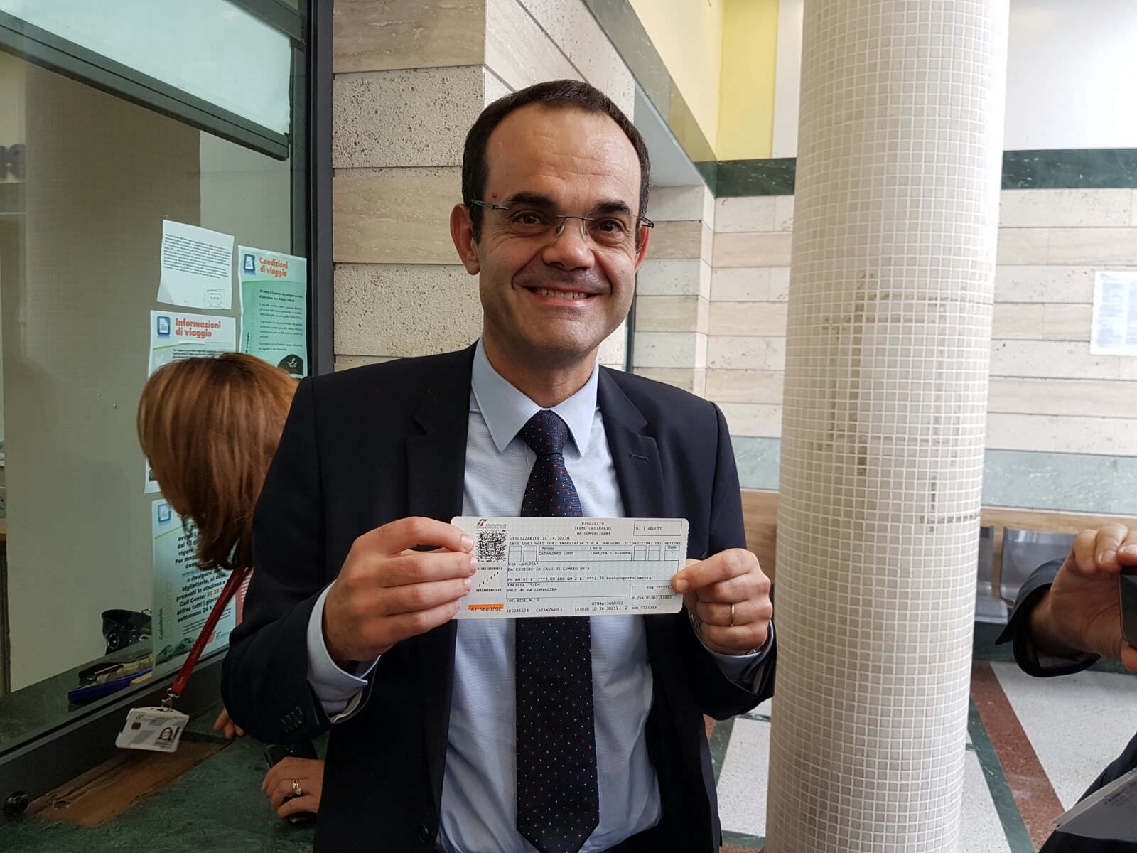 I ritardi (epici) dei treni e il silenzio dell’assessore iperpresenzialista