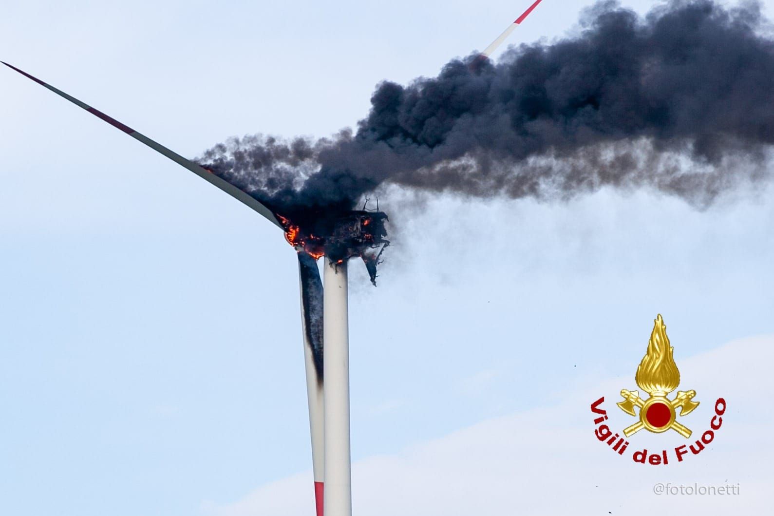 In fiamme una pala eolica nel Crotonese, messa in sicurezza al zona