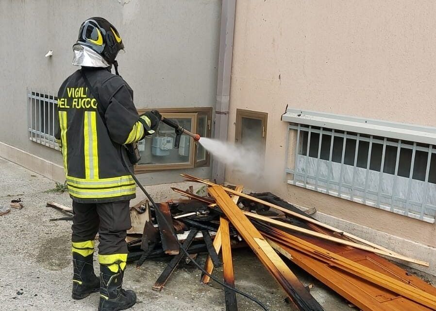 Catanzaro, i vigli del fuoco domano le fiamme in un appartamento