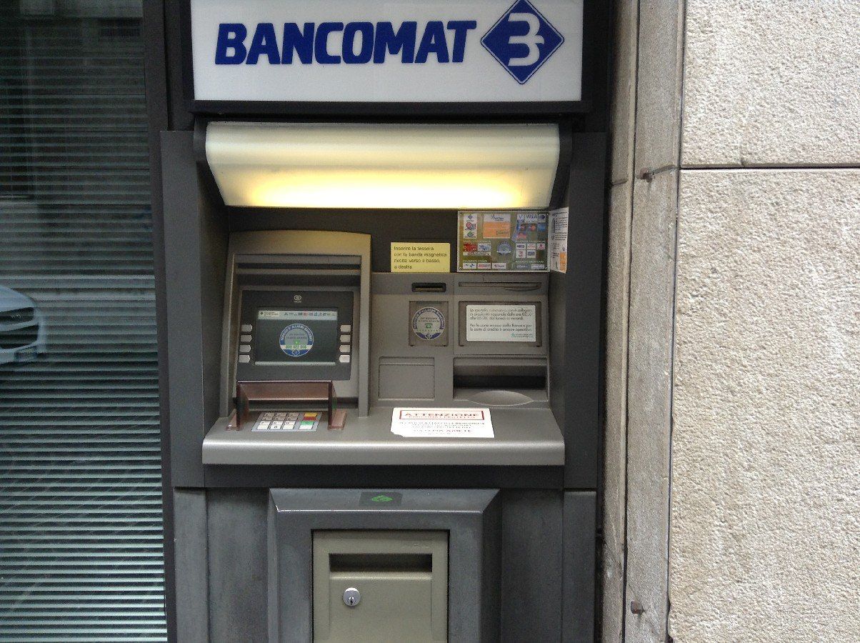 Manomettevano bancomat con una forchetta, in manette due romeni