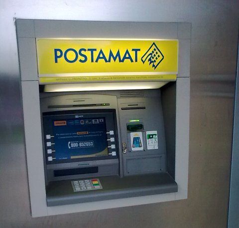 Tentano di far esplodere un postamat con una bombola a gas