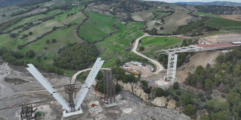 Un viaggio sul cantiere “eterno” della Statale 106, tra ritardi e qualche speranza