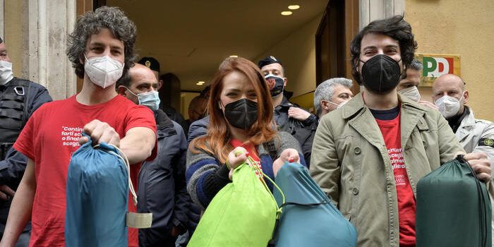 Jasmine Cristallo e le Sardine “occupano” il Nazareno con i sacchi a pelo