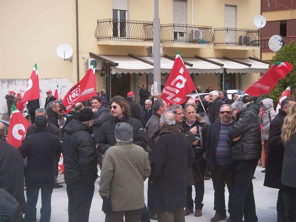 Trasporti, la Cgil "assedia" il Consiglio