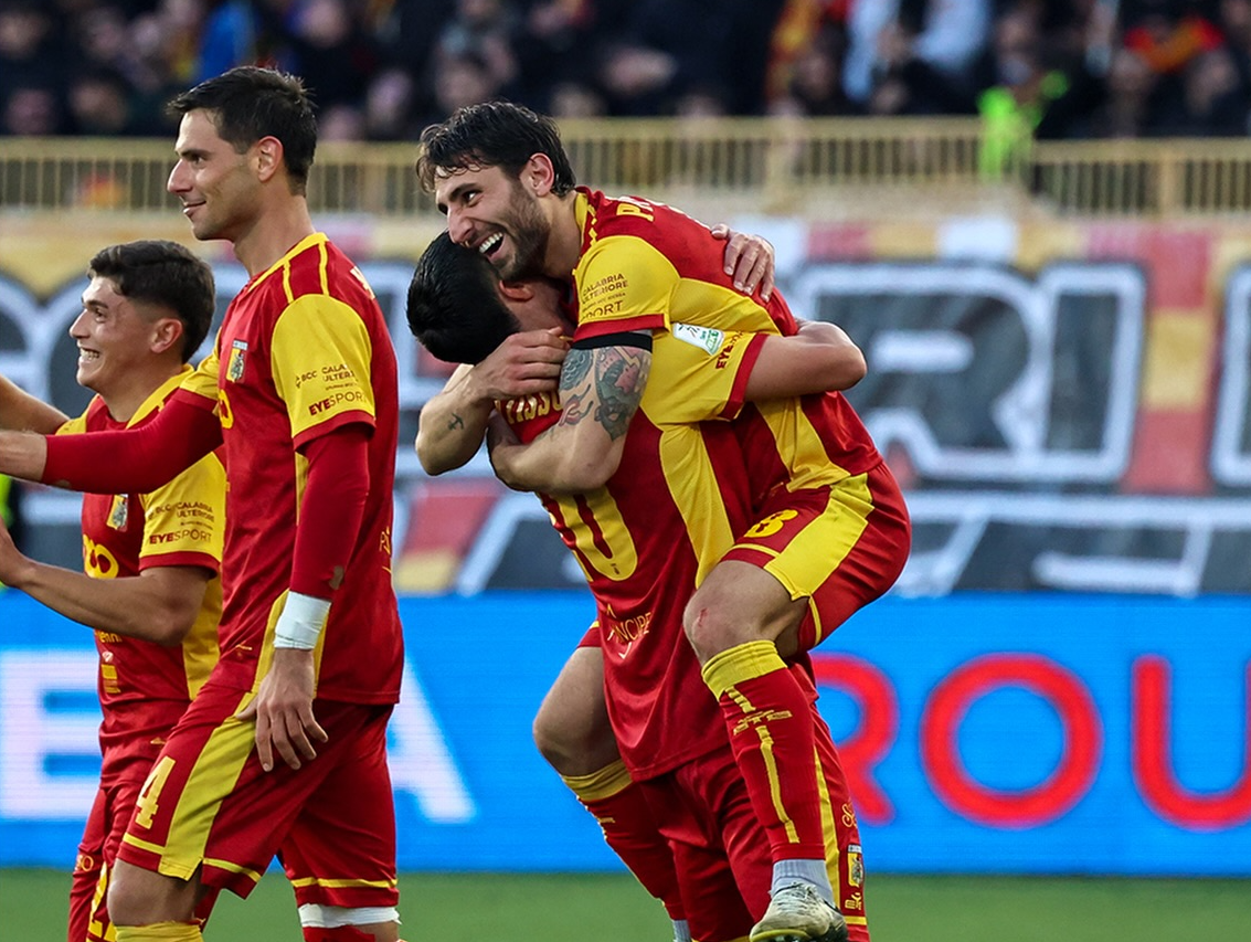 Il Catanzaro non si ferma più: battuto (e agganciato) il Cesena