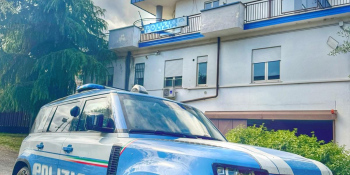 Corigliano-Rossano, tenta di aggredire la moglie e si scaglia contro un poliziotto. Arrestato 46enne