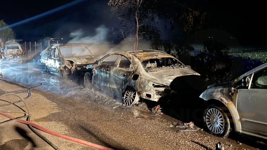 Auto si surriscalda e innesca un incendio, fiamme nella notte a Corigliano-Rossano