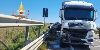 Tragedia sulla SS106, scontro tra un mezzo pesante e due auto: un morto e quattro feriti