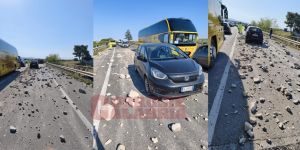 SS106, un camion perde il carico: paura per gli automobilisti – VIDEO