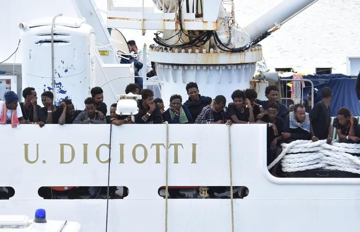 La nave Diciotti della Guardia costiera salva 350 migranti: lo sbarco a Crotone