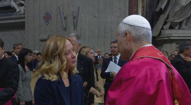 Meloni chiama il Papa: «Disponibile ad ospitare i negoziati»