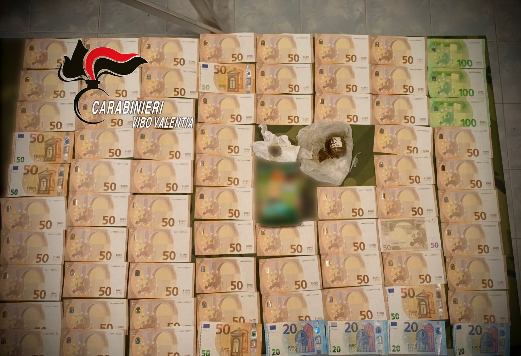 Droga nascosta nelle aiuole e viavai di clienti, sgominata una piazza di spaccio nel Vibonese