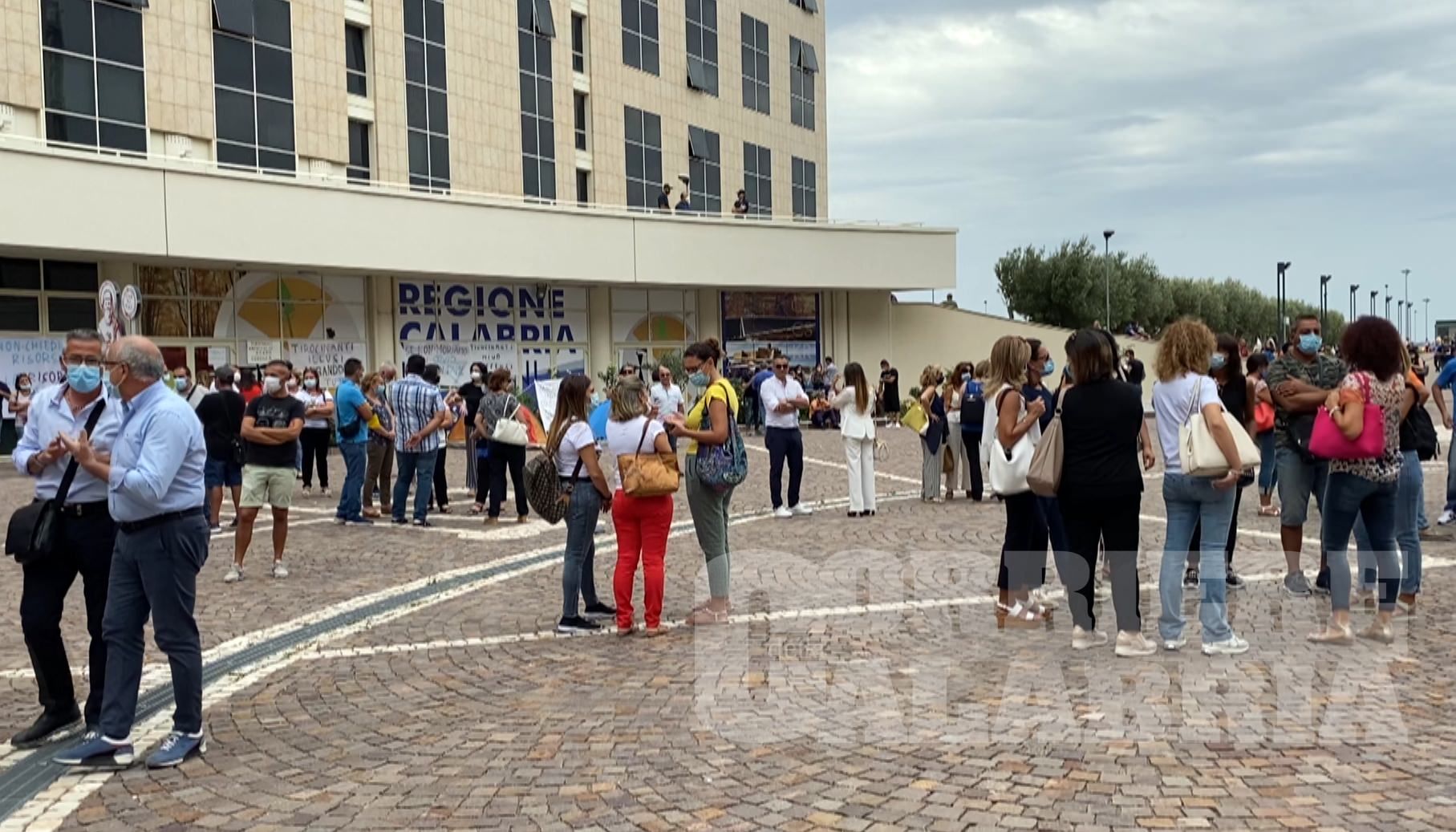 Tirocinanti della Calabria, sit-in alla Cittadella: «La Regione ci ha sfruttati per anni, vogliamo risposte» – VIDEO