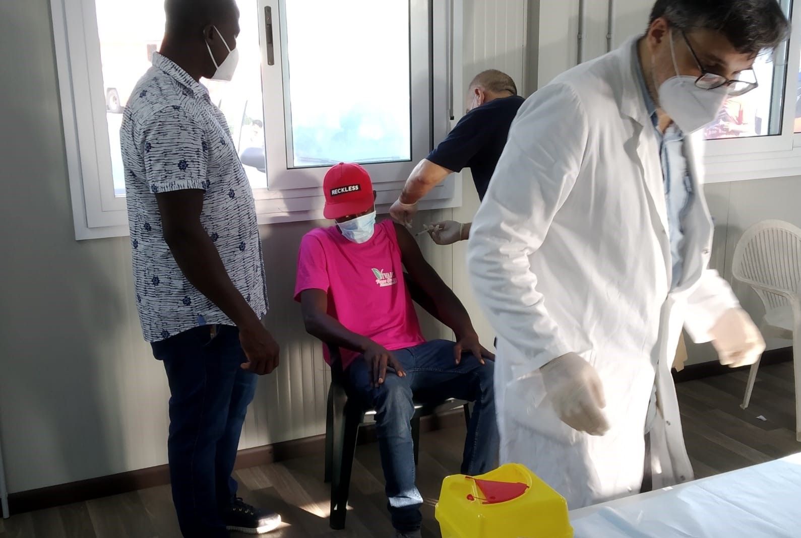 Vax-day alla tendopoli di San Ferdinando, somministrate 172 dosi – FOTO