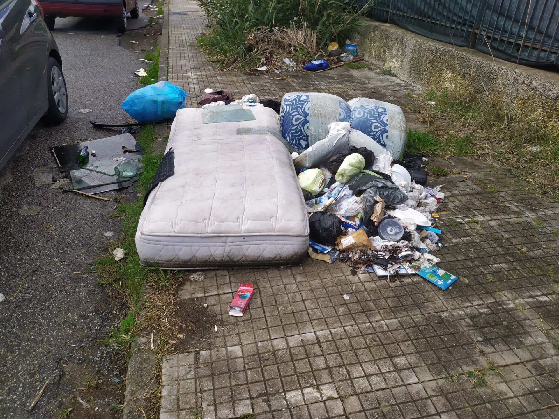 Studenti a lezione di inciviltà: marciapiedi invasi dai rifiuti e strada nel totale degrado