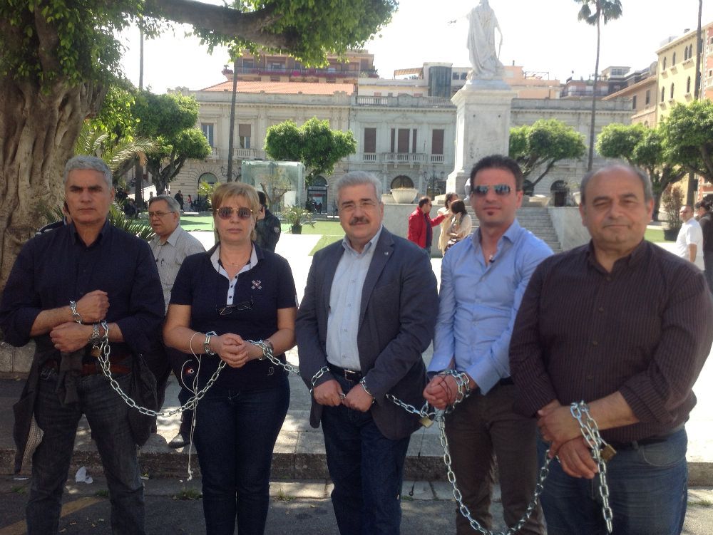 Multiservizi, sindacati in catene e lavoratori esasperati