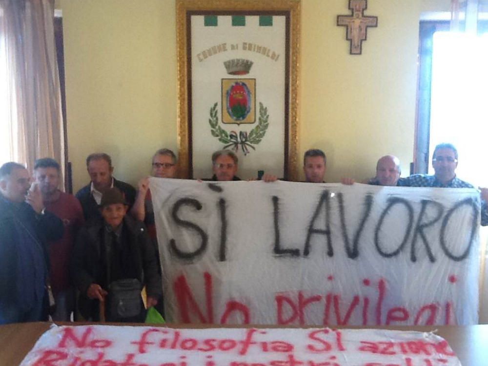 Grimaldi, lavoratori occupano il municipio