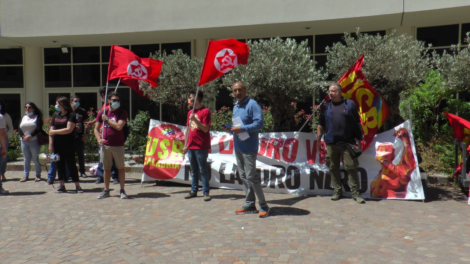 Stagionali, sit-in dell’Usb alla Cittadella: «Senza bonus perché lavoratori in nero»