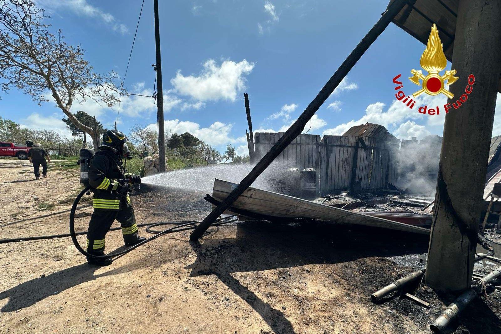 Incendio all’interno di un capannone agricolo nel Vibonese