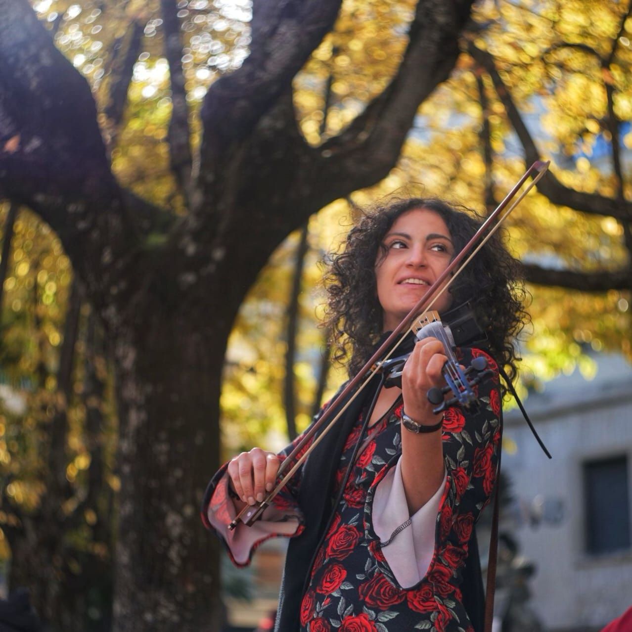 La violinista filosofa che per palco ha scelto la strada: «Osservo la città e regalo emozioni attraverso la musica» – VIDEO
