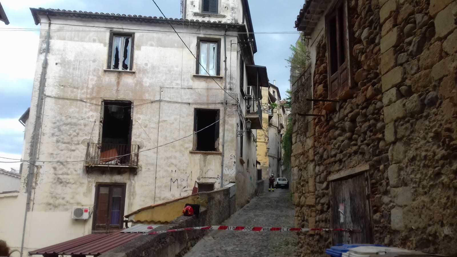Cosenza, crolla il solaio di un palazzo del centro storico