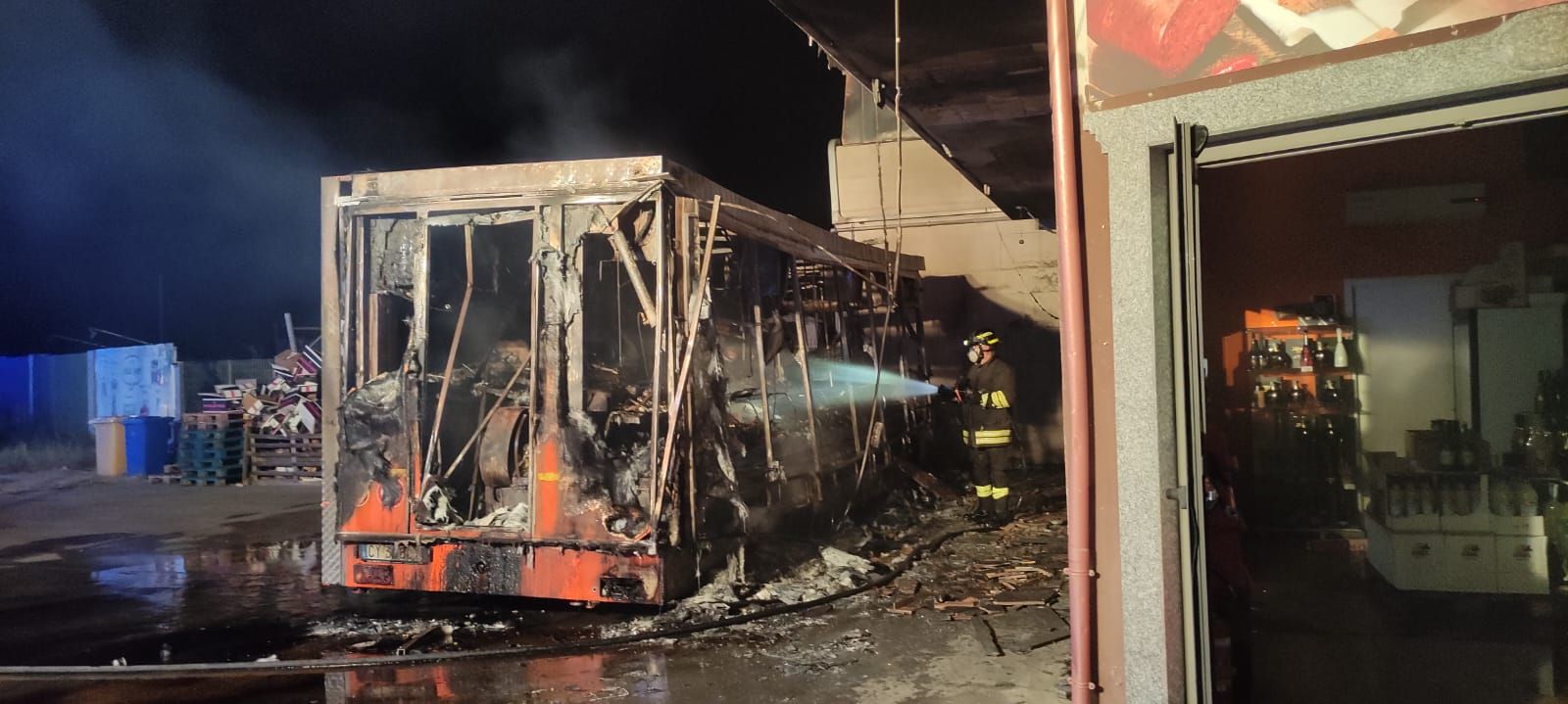 Siderno, in fiamme un food truck. Danneggiata anche un’attività commerciale – FOTO