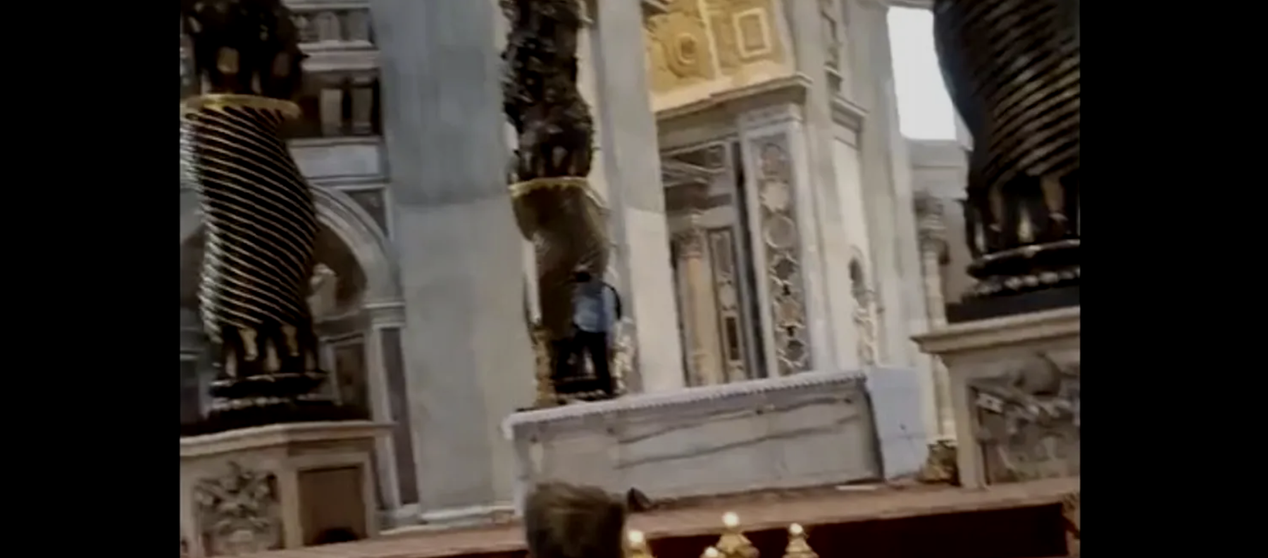 Sale sull’altare e lancia 6 candelabri, panico nella Basilica di San Pietro