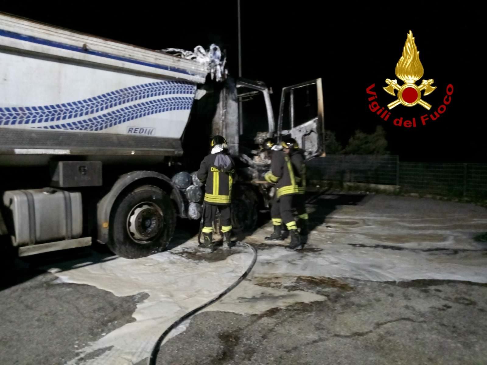Camion in fiamme a Chiaravalle, non si esclude l’ipotesi dolosa