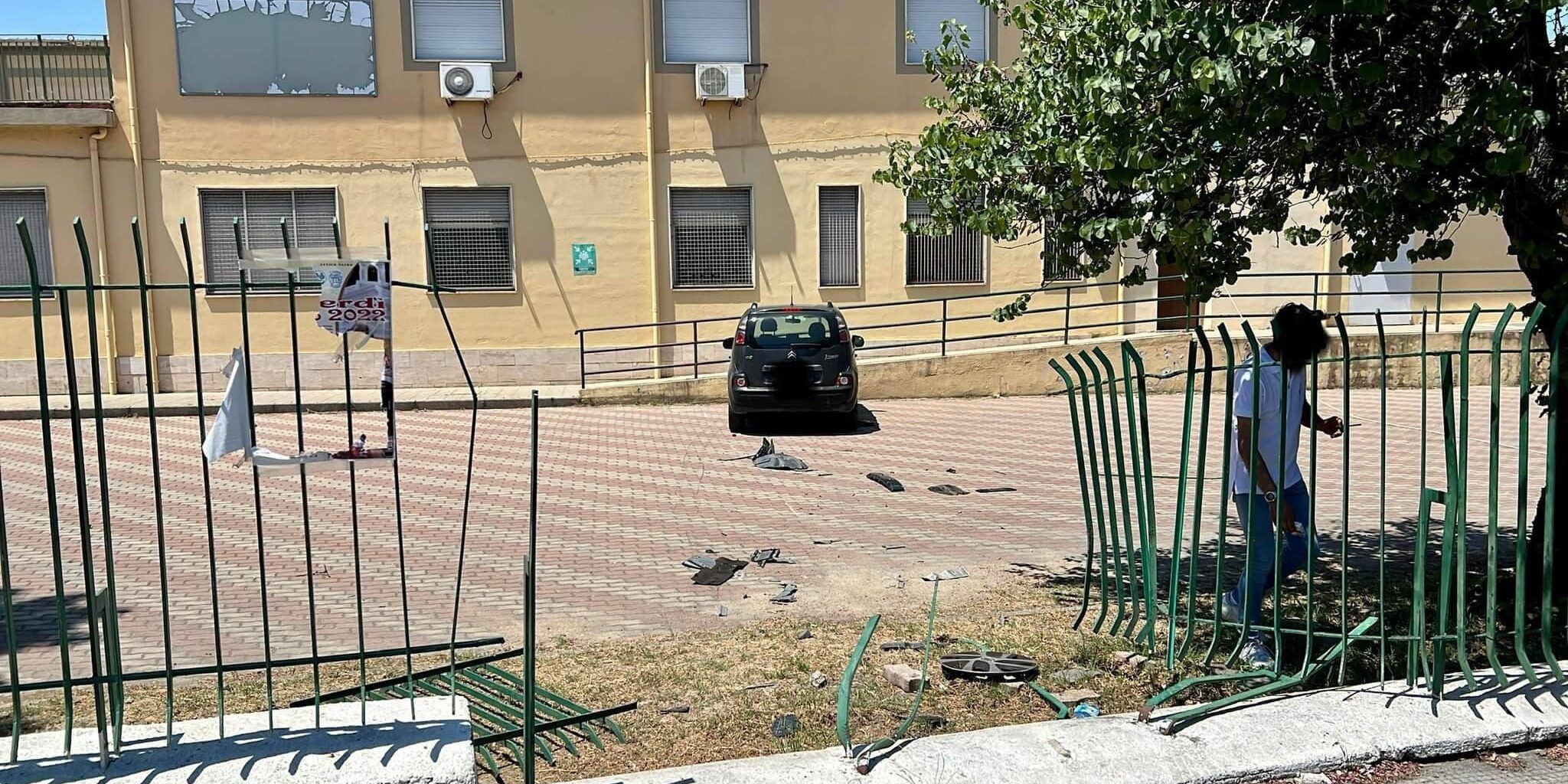 Corigliano Rossano, auto sfonda la recinzione di una scuola e si schianta contro il muro