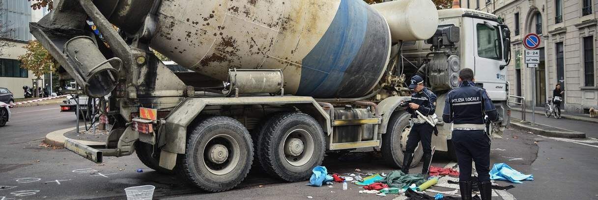 Milano, travolge ed uccide una ciclista con una betoniera