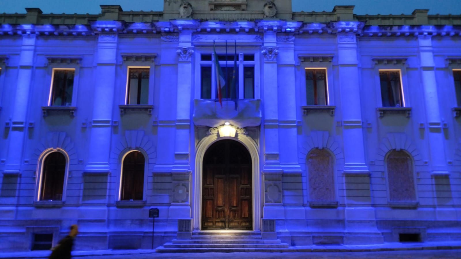 Palazzo San Giorgio s’illumina di viola per celebrare la Giornata mondiale della Fibromialgia