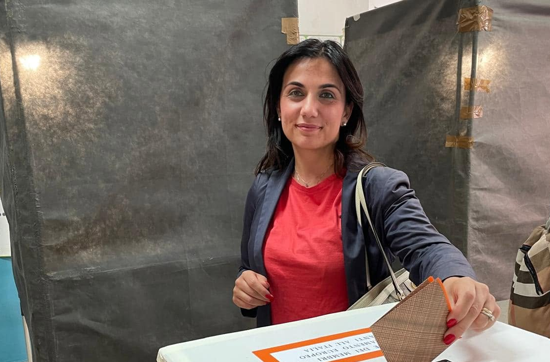 Vibo, in fiamme l’auto della consigliera comunale Laura Pugliese. Avviate le indagini