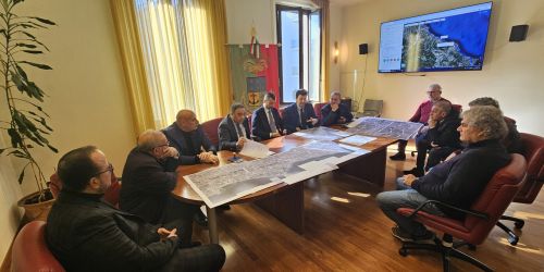 incontro-sindaci-KR-provincia-su-106-3