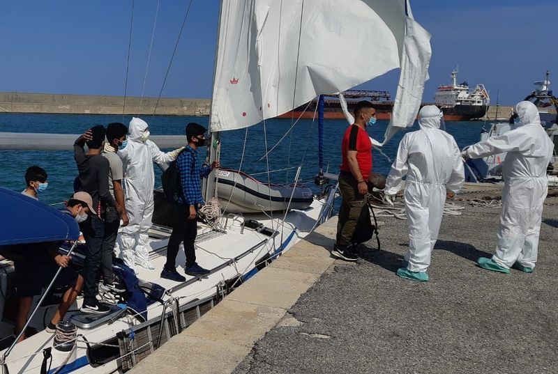 Non si arrestano gli sbarchi. In sessantasei al porto di Crotone – VIDEO