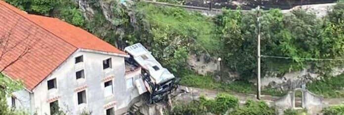 Dramma sulla costiera amalfitana, bus precipita nel vuoto. Morto l’autista