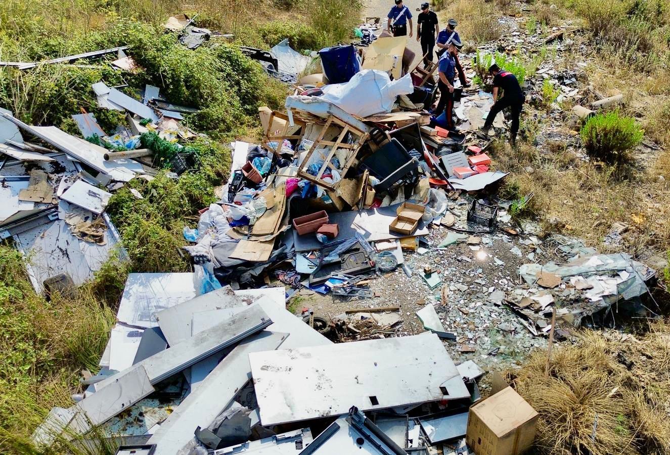 Zungri, sequestrata dai Carabinieri una discarica abusiva in area agricola – FOTO