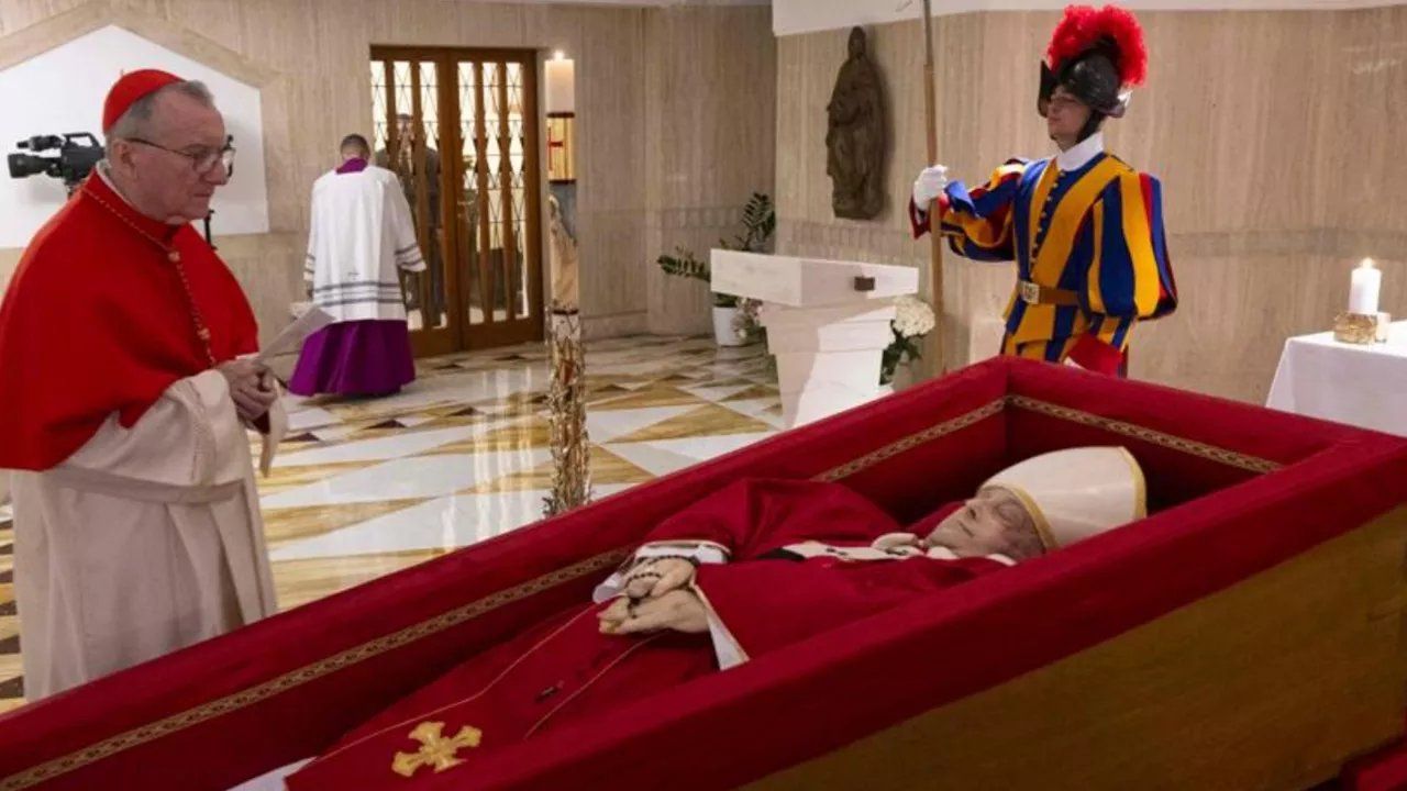 Diffusa la prima foto della salma del Papa – FOTO