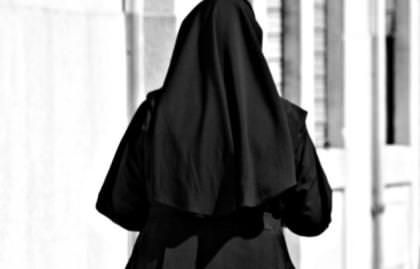 Suora aggredita in sacrestia durante messa