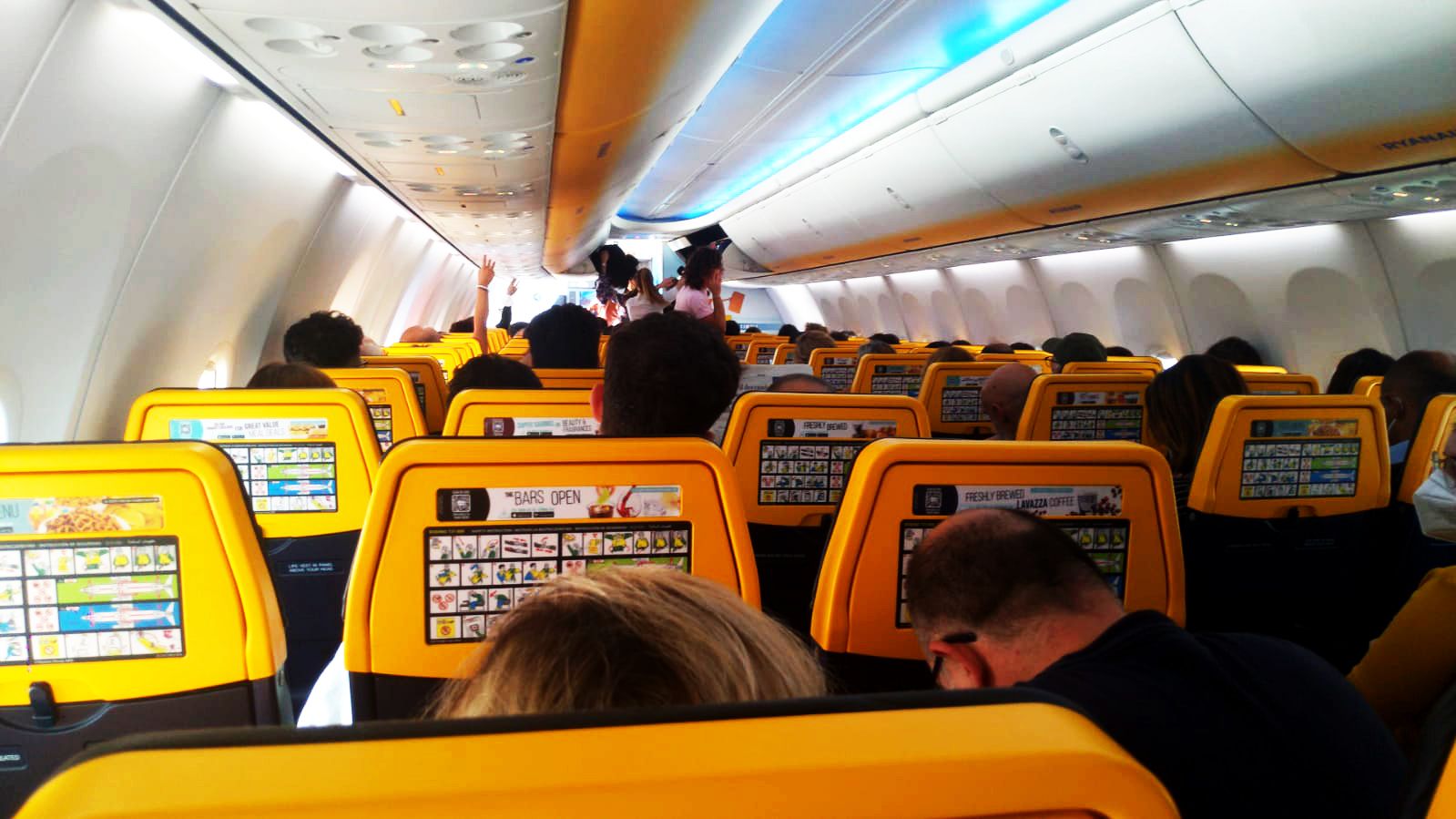 Panico sul volo Bologna-Lamezia, fumo da un’ala e atterraggio d’emergenza