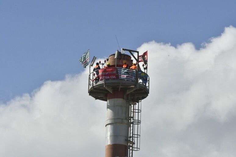 Protesta nella centrale a biomasse di Cutro, 15 dipendenti salgono su una torre di 52 metri