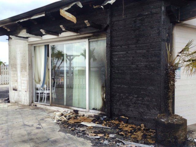 Gizzeria, in fiamme il lido "Cool Bay" – VIDEO