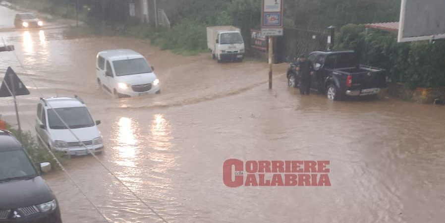 Il maltempo paralizza la Calabria, allagamenti sulla Statale 106: traffico bloccato a Corigliano-Rossano – FOTO E VIDEO