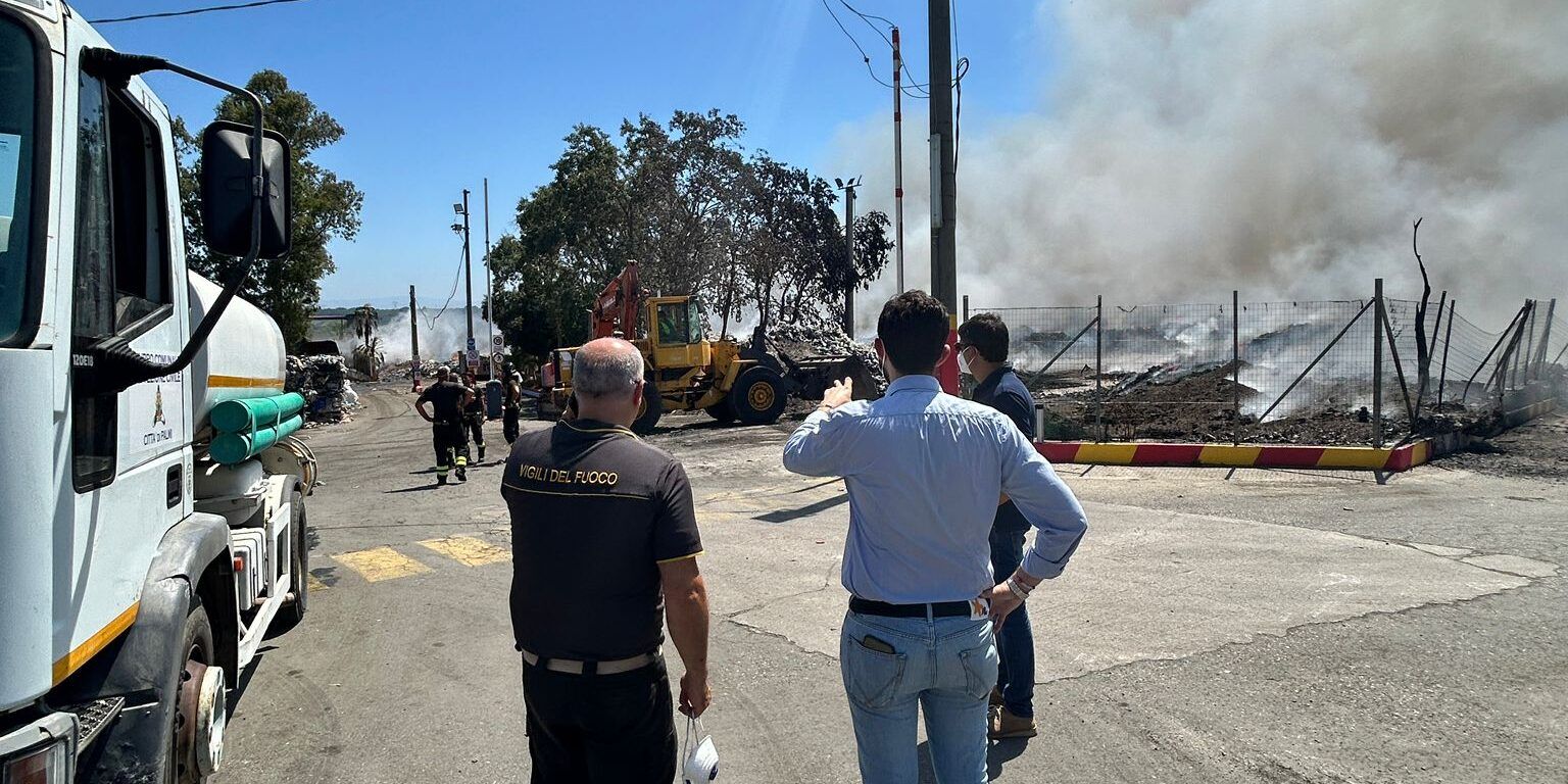 Incendio a Palmi, operazioni di spegnimento ad oltranza. Si lavora per domare gli ultimi focolai